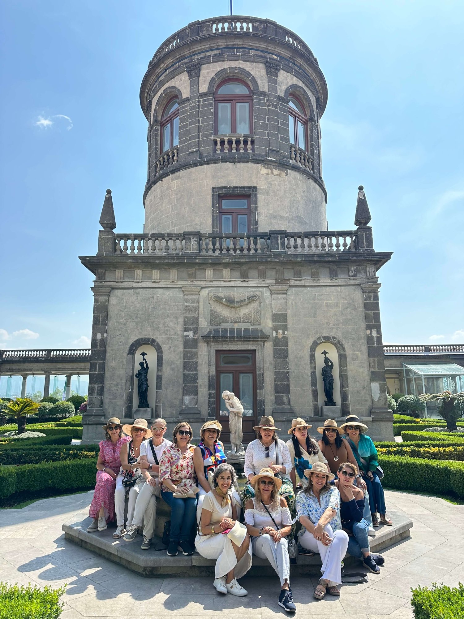 Mujeres en Castillo de Chapultepec (1)