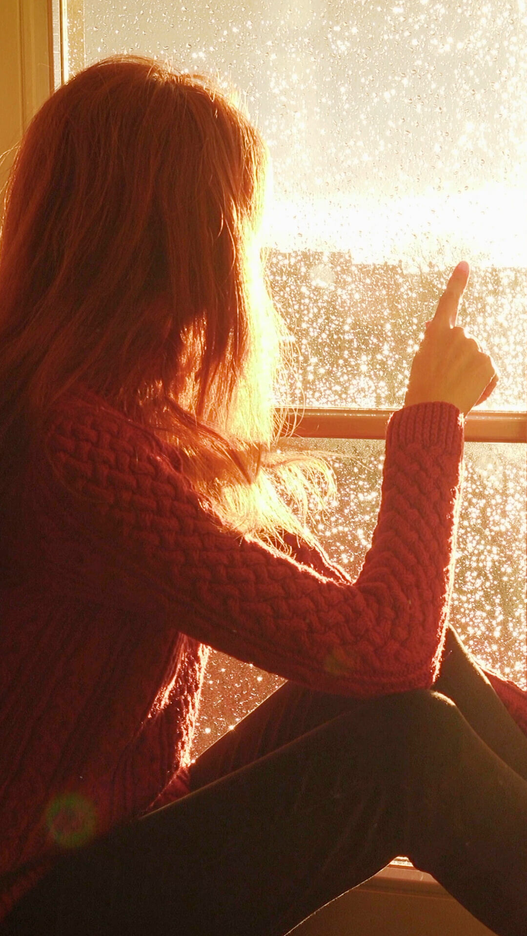Mujer viendo por la ventana (1)